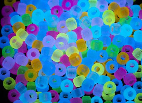 Gxueshan 1000 Pcs Acrylic 9 Color Pony Beads 6x9mm Bulk Glow in The Dark for Necklace Friendship Bracelet Making Hair Beads for Braids Kandi Beads